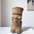 Vase rituel en céramique de Bolivie – Figure masculine agenouillée, tradition Tiwanaku